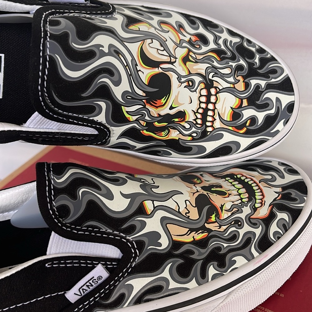 Vans Men’s Classic Slip-On
Flame Skull Black/True White 
VN0009Q7BMX
Sneakers - Picture 15 of 16
